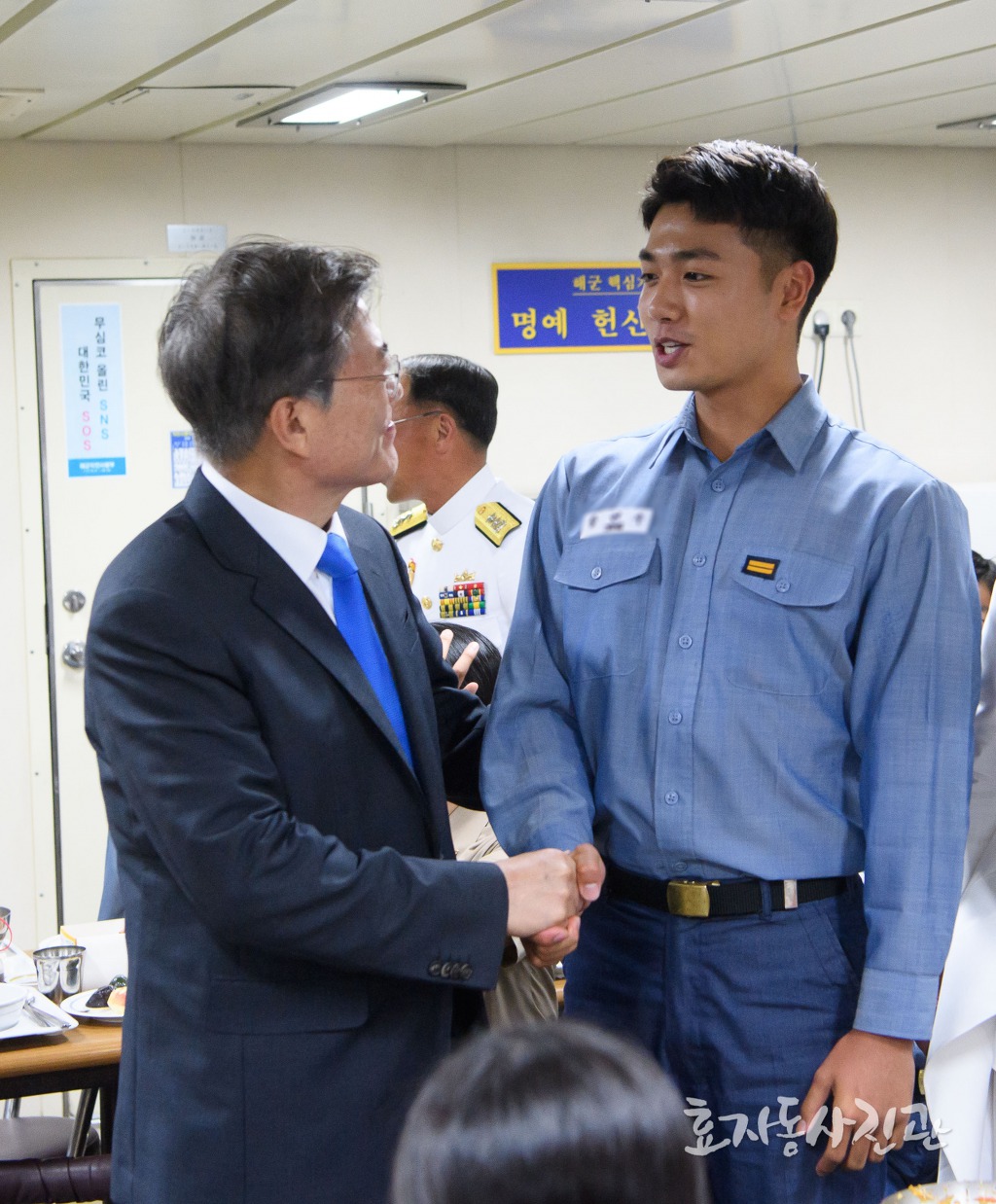 문재인 대통령님 머리 빗겨드린 군인 | 인스티즈
