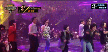 오늘 쇼미결승 충격과 공포의 행주 무대 백댄서.gif | 인스티즈