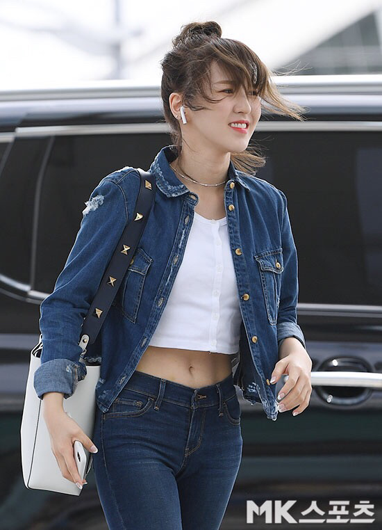 바람 부는 공항의 레드벨벳 웬디.jpg | 인스티즈