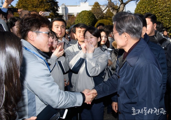 문재인대통령 보고 좋아하는 직원들... | 인스티즈