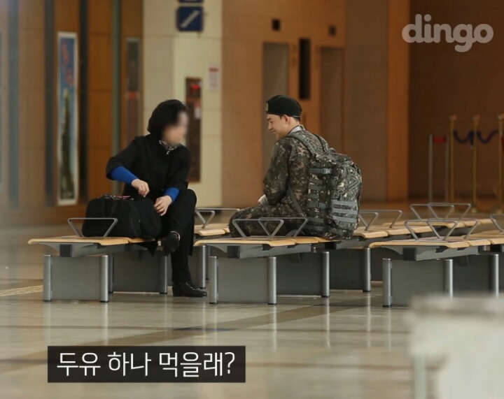 팔을 다친 군인이 전투화 끈을 묶어달라고 한다면? | 인스티즈