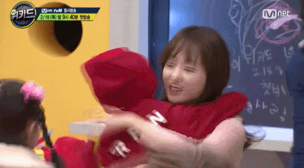 기습뽀뽀 당하는 박보영.gif | 인스티즈