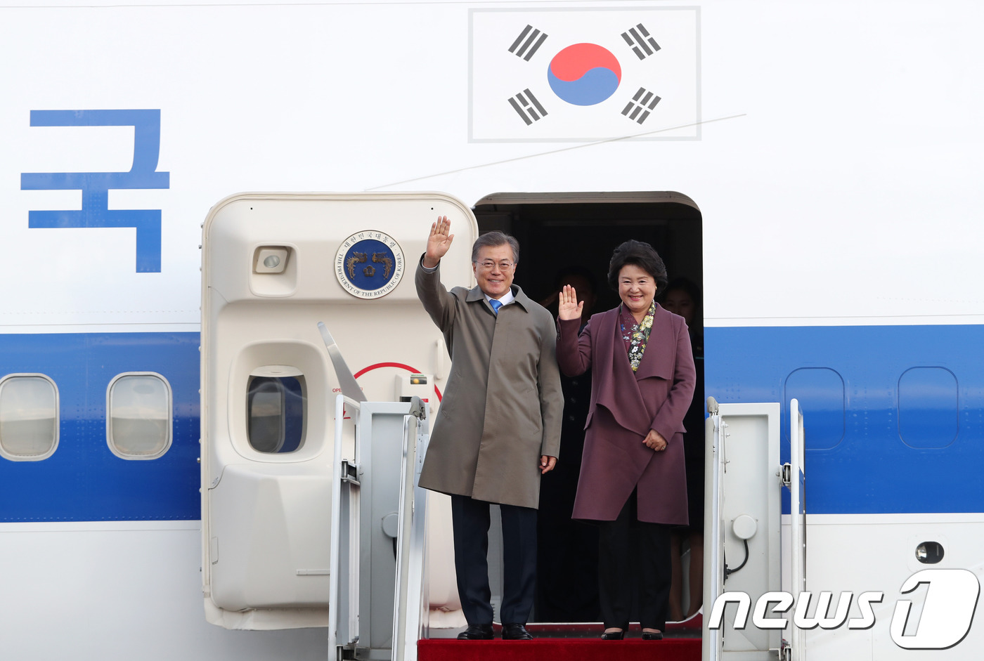 문재인 대통령님 동남아 순방 끝내고 귀국.jpg | 인스티즈