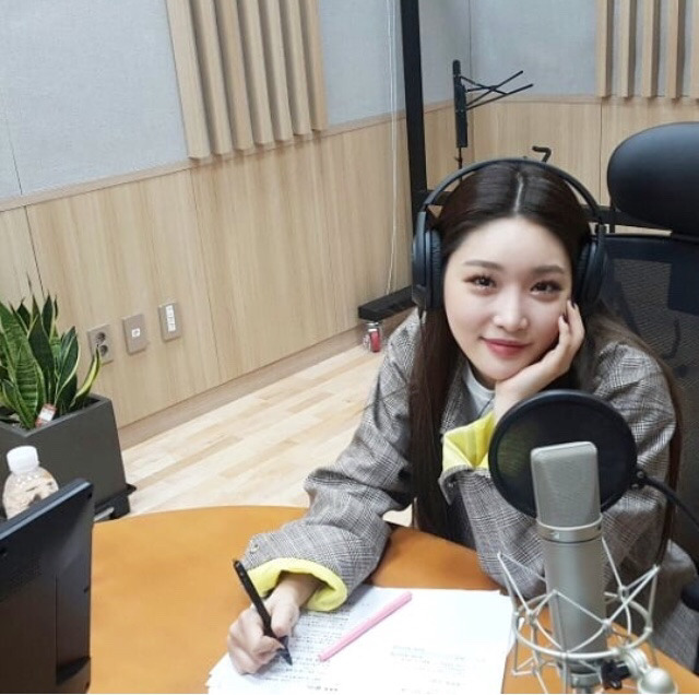라디오 진행하는 청하.jpg | 인스티즈