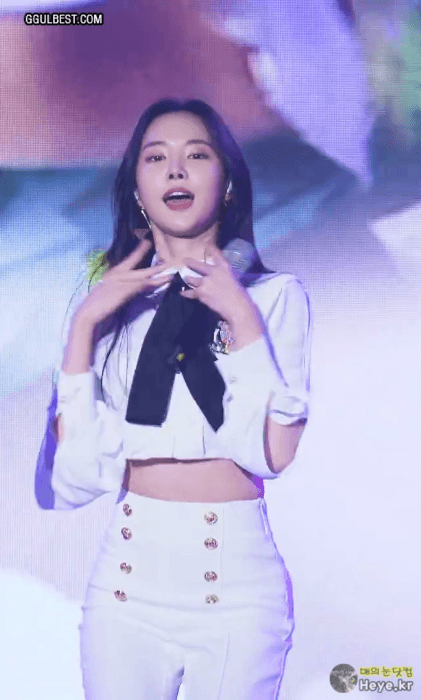 하얀색 의상을 입은 손나은.gif | 인스티즈