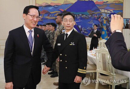 文대통령,이국종교수 포함 JSA 한미 장병들 초청 격려 | 인스티즈