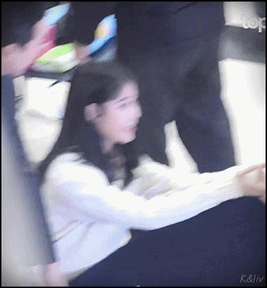 팬 사인회中 빵 터진 아이유 gif | 인스티즈