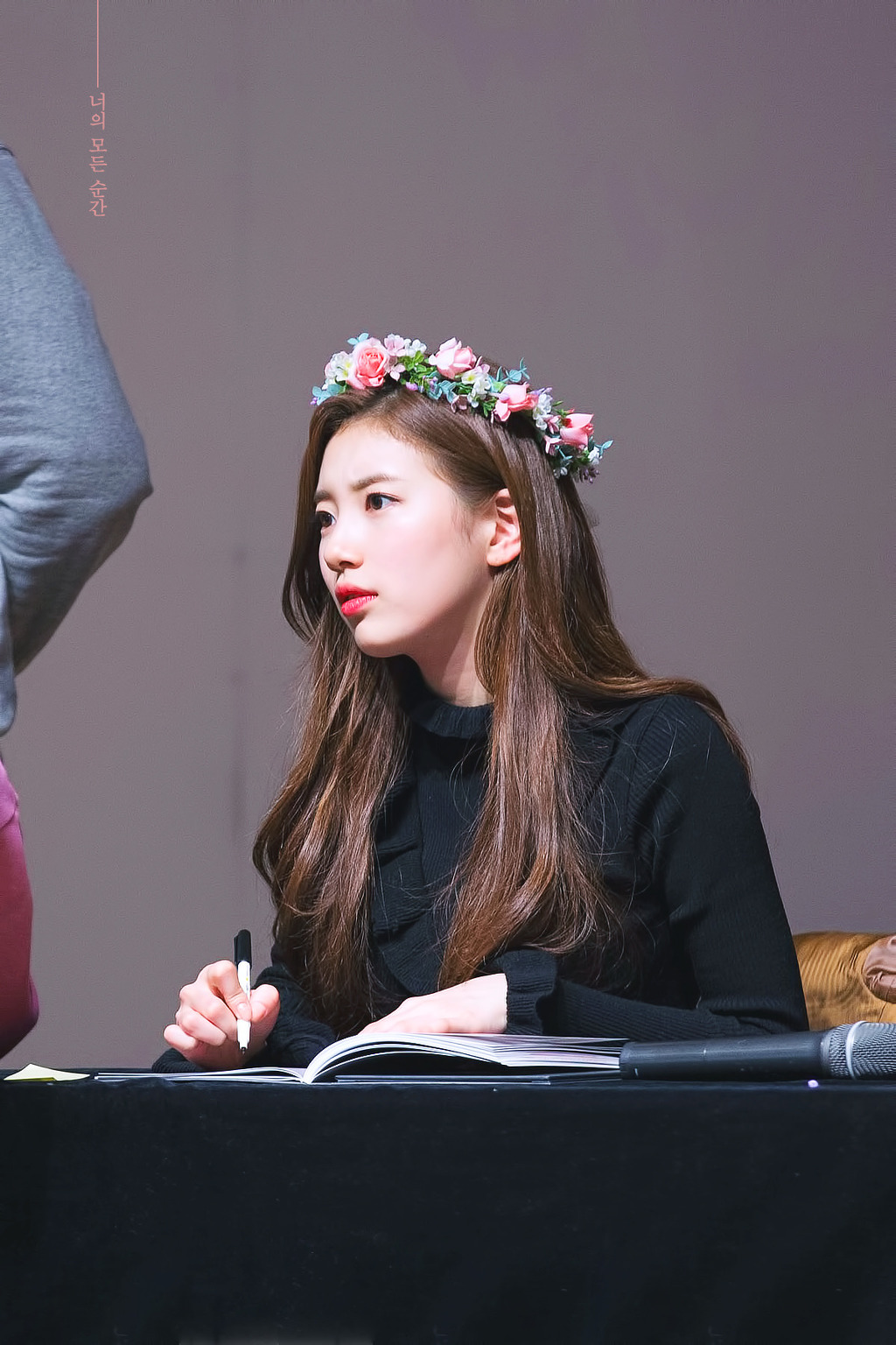 얼굴에서 빛이 나는 배수지.jpgif | 인스티즈