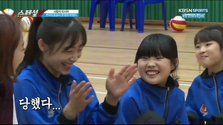 여배선수들에게 자유롭게 질문하는 아이들.jpg | 인스티즈