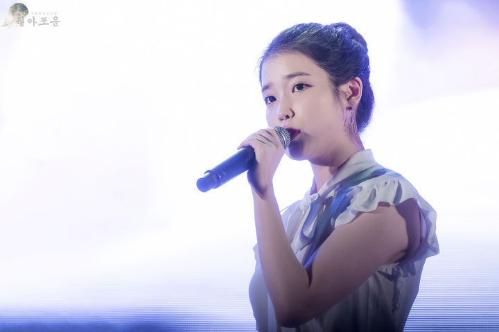 여전히 귀여운 똥머리 아이유.jpg | 인스티즈