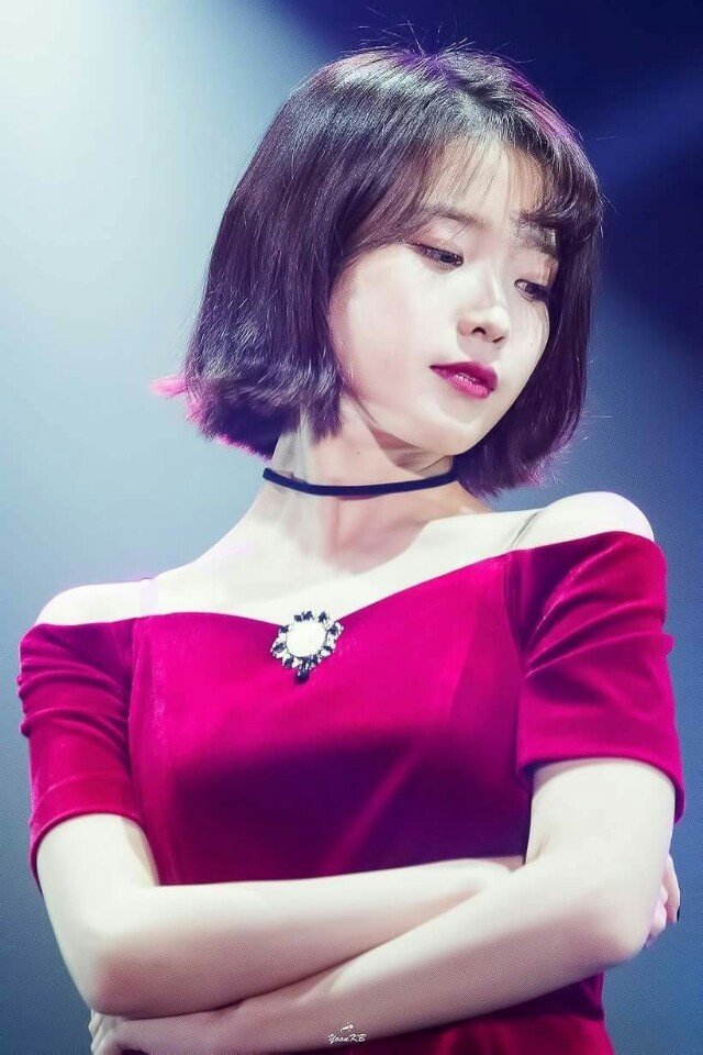 레드가 잘어울리는 아이유.jpgif | 인스티즈