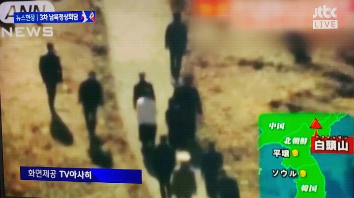 국경지대에 헬기 띄워서 백두산 현장 촬영한 일본 방송국 | 인스티즈