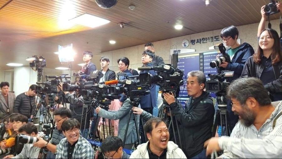 정경심 교수 구속소식을 듣고 웃는 기자들.jpg | 인스티즈