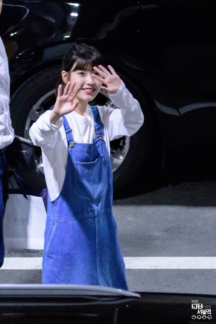 아이유 2017년 대학생룩 모음.jpg | 인스티즈