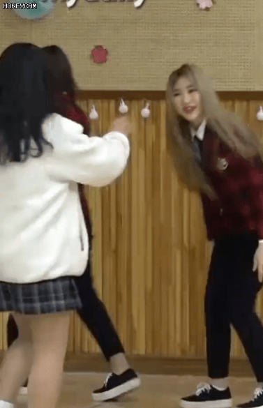아이즈원 악수에 포옹까지 충격.gif | 인스티즈