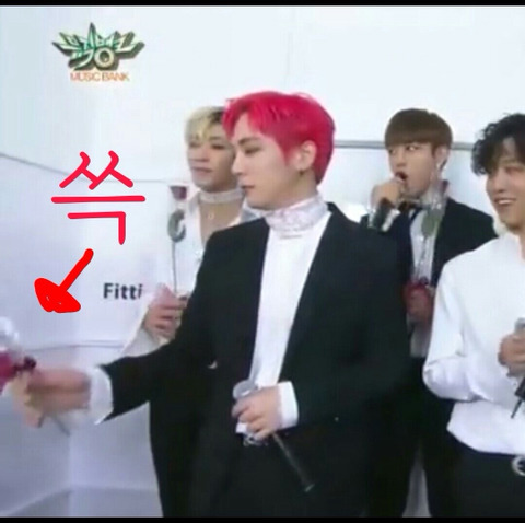 센스 돋는 행동으로 팬들 쿠크 지켜주는 아이돌 | 인스티즈