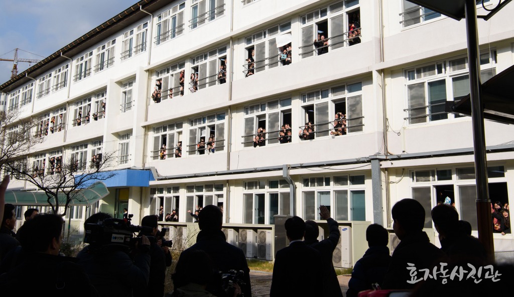 [효자동사진관] 문재인 대통령 포항여고 방문 사진(엄청 시끄럽긔) | 인스티즈